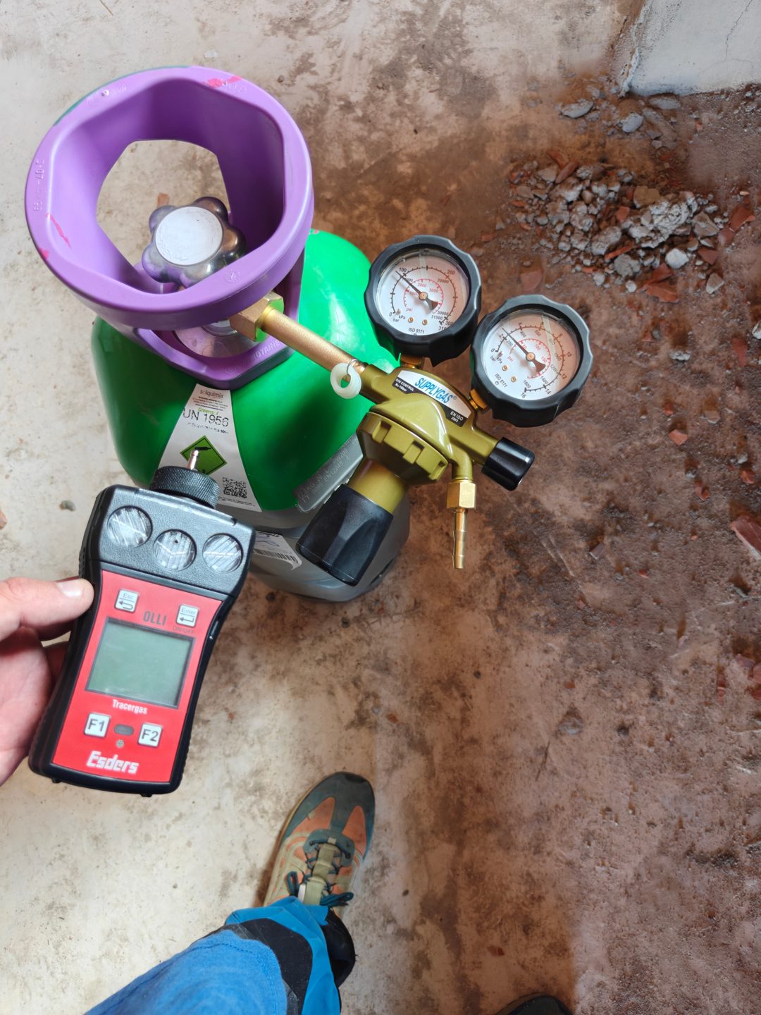 Detector de fuga de agua por gas trazador: botella de gas y detector portátil